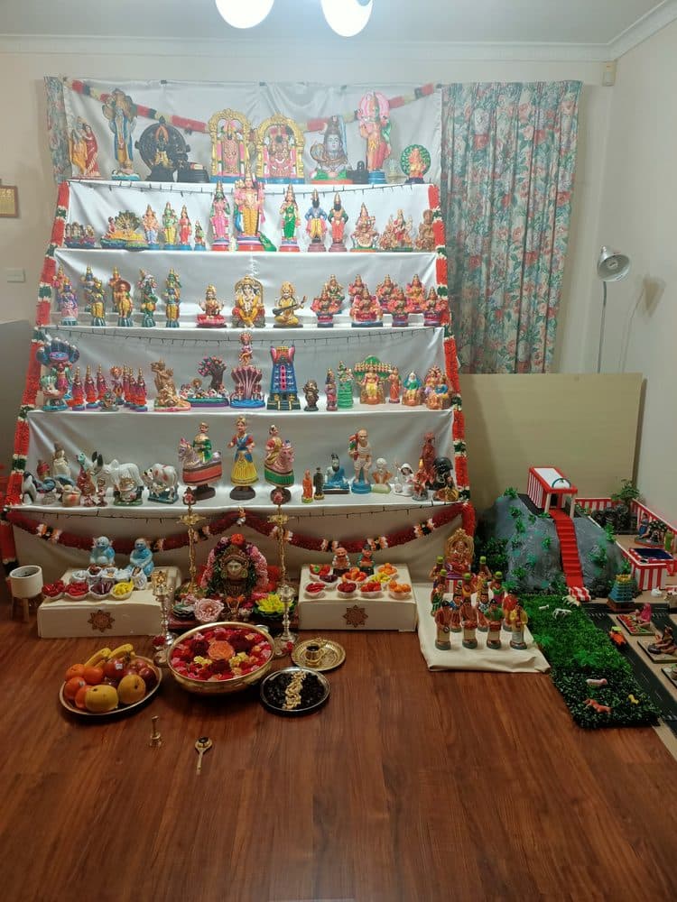 బొమ్మల కొలువు 2026 — తెలుగు తమిళ ఇంటి-పీఠం, బొమ్మలు, ఎలా పేర్చాలి + ఆహ్వానం